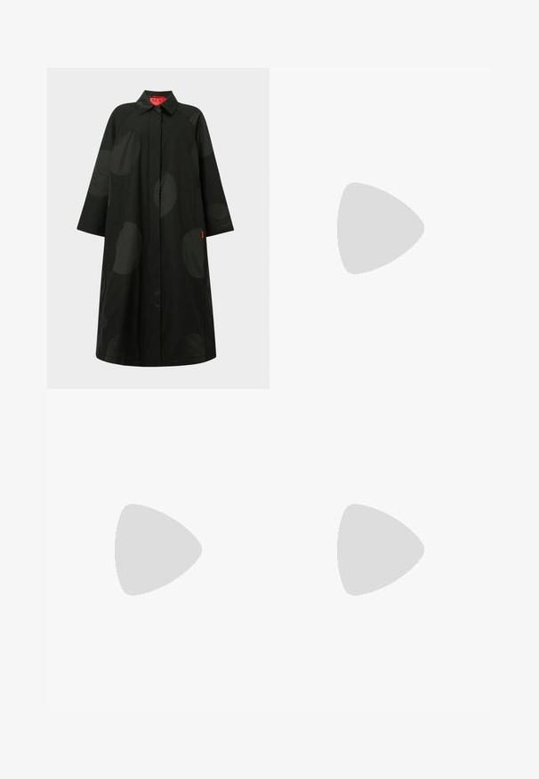 Long manteau noir avec de grands pois sombres subtils, manches larges, fermeture avant dissimulée et col, avec une étiquette intérieure rouge.; T-shirt à manches longues avec col rond, rayures horizontales beige, grises, noires et jaunes, et petit logo blanc "MAX&Co." sur la poitrine.; Pantalon droit marron avec poches avant et latérales, rivets argentés, passants de ceinture et fermeture par bouton sur fond blanc.; Botte mi-mollet en cuir noir avec bout pointu et petit talon kitten, vue de profil sur un fond clair uni.