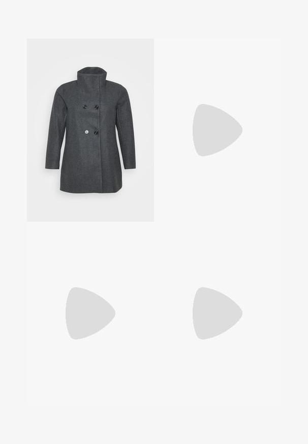 Manteau en laine grise avec un col haut, ouverture à double boutonnage, manches longues et une coupe droite.; T-shirt gris à manches courtes en tissu doux, avec un col rond classique et des manches retroussées. Texture lisse sans motifs visibles.; Jeans en denim bleu clair avec une taille ajustée, une ouverture de jambe évasée, un design à cinq poches et une légère décoloration dans la texture du tissu.; Bottine en cuir noir avec un bout pointu, une silhouette élégante et un talon carré massif. Texture lisse avec des détails de couture minimalistes.
