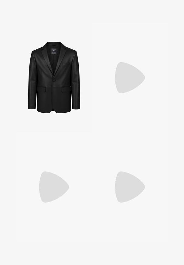 Blazer en cuir noir à bouton unique avec col à revers cranté, poche poitrine, deux poches avant à rabat, et étiquette Felix Hardy à l'intérieur du col.; Chemise blanche à manches longues pour homme avec patte de boutonnage dissimulée, col italien et poignets boutonnés, présentée de face sur fond blanc.; Pantalons noirs en tissu lisse, avec une coupe droite, un clasp frontal simple, des passants de ceinture et un design épuré et simple.; Chaussure de dress en cuir verni noir avec un bout arrondi, un design à lacets et une surface lisse et brillante. Dispose d'une semelle en caoutchouc discrète.