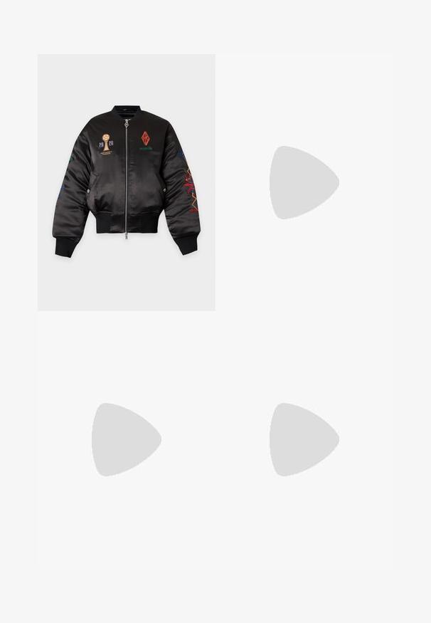 Veste bomber en satin noir avec logos et texte brodés colorés, fermeture éclair frontale, poignets et taille côtelés, et poches à boutons-pression.; T-shirt noir à manches courtes avec col rond, petit logo blanc "ICEBERG" centré sur la poitrine sur un fond uni.; Pantalon de survêtement noir avec une ceinture élastique, arborant un grand motif blanc de style cartoon représentant une créature sautante sur la jambe gauche.; The Antipode COLLEGE - Mocassins - black