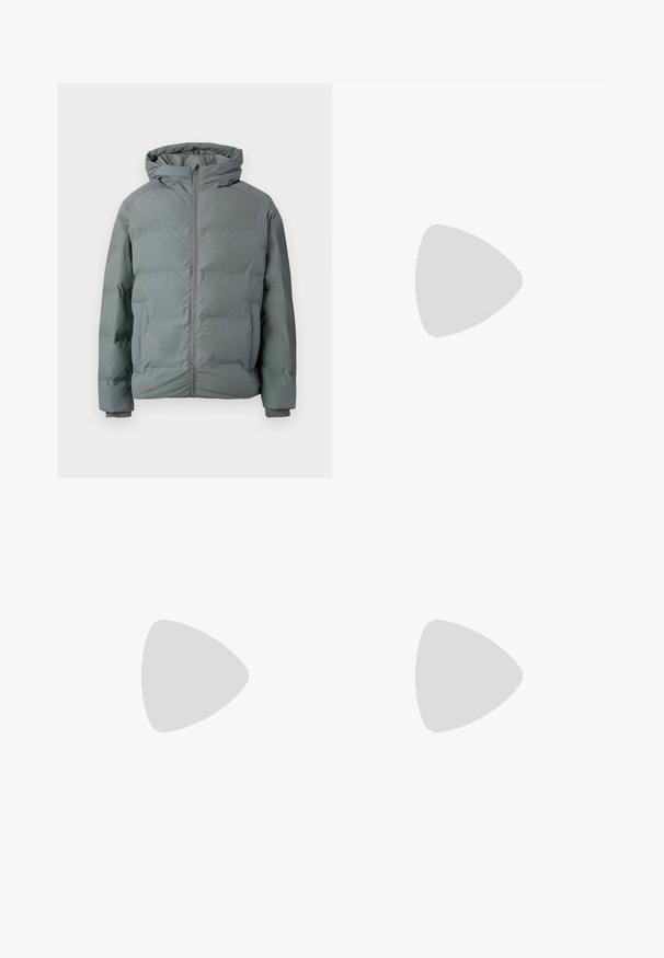 Veste d'hiver matelassée grise avec capuche, fermeture éclair à l'avant et poches latérales, conçue pour temps froid.; Sweat-shirt gris clair, en mélange de coton, col rond, détails côtelés au col et aux poignets, présente un texte brodé "SAN BERNARD CALIF." à l'avant.; Pantalons cargo droit gris avec taille élastique, cordon de serrage, poches latérales à rabat et poches frontales fendu, présentés sur fond blanc.; Sneaker en cuir noir avec des rayures blanches, semelle en caoutchouc texturée et devant à lacets. Présente une étiquette de marque sur la languette.
