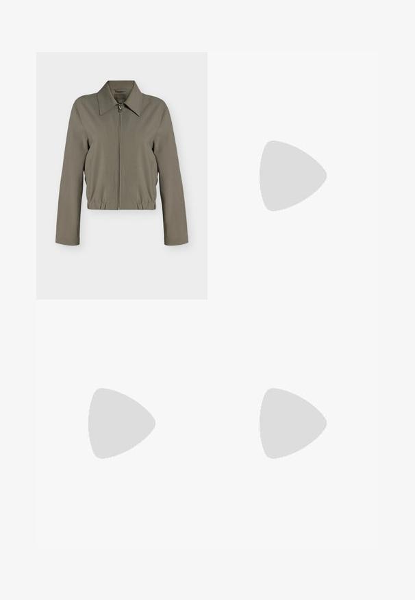 Veste zippée vert olive clair avec manches longues, col large, ourlet élastique et poches latérales, présentée sur un fond blanc uni.; Blouse bleu marine avec des manches bouffantes jusqu'aux coudes et un petit nœud noué au niveau du col, présentée sur un fond clair uni.; Pantalon kaki à jambes larges avec passants pour ceinture, fermeture éclair à l'avant et taille plate, présenté sur fond blanc.; Chaussure plate en cuir marron foncé à talon bas avec bout pointu et finition lisse, vue de profil sur fond blanc.