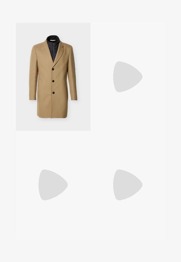 Manteau trois boutons couleur chameau avec doublure intérieure zippée noire, col et poches latérales, présenté sur fond blanc.; Pull en maille bleu marine avec un col rond et des manches longues. Présente un détail discret du logo sur la manche gauche.; Pantalons beiges à taille élastique avec cordon de serrage. Comprend des jambes droites et une texture lisse, adaptés pour un usage décontracté ou pour se détendre.; Chaussure noire en cuir basse avec semelle épaisse, œillets en métal, breloques en argent décoratives sur les lacets et semelle à motif texturé.