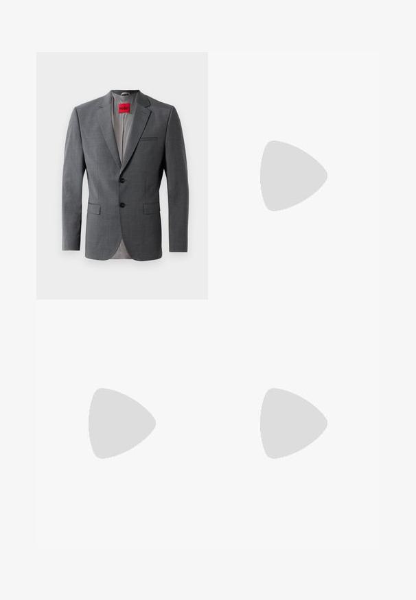 Grijze op maat gemaakte blazer met gekleurde revers, twee knopen en twee voorkruiszakken. Binnenkant gevoerd met lichtgrijze stof. Rode merklabel zichtbaar.; Lichtblauw overhemd met lange mouwen en knopen, voorzien van een knoopkraag en een zwart "BOSS" logo op de linkerborst.; Verbleekte blauwe jeans met rechte pijpen, vijf zakken, knoopsluiting en riemlussen, plat uitgestald op een witte achtergrond.; Glanzende zwarte lederen nette schoen met lage hak, vetersluiting en ronde neus, van opzij getoond tegen een effen lichte achtergrond.