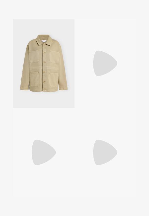 Veste beige à boutons avec quatre poches plaquées à l'avant, manches longues et col pointu, présentée sur un fond uni.; T-shirt blanc uni à manches courtes, col rond, coupe régulière, avec une petite étiquette à l’intérieur du col indiquant "SELECTED FEMME."; Jean bleu clair à jambes larges avec cinq poches, passants pour ceinture, fermeture par bouton et légère décoloration sur l'avant des cuisses et des genoux.; Basket en cuir blanc avec bout arrondi, lacets à l'avant, design minimaliste et subtil marquage sur le côté. Semelle plate en caoutchouc, texture lisse.