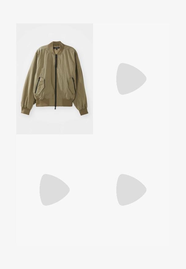 Ελαιοπράσινο bomber jacket φτιαγμένο από ελαφρύ ύφασμα, με φερμουάρ μπροστά, ριμπ μανσέτες και δύο γωνιακές τσέπες με φερμουάρ στο μπροστινό μέρος.; Λευκό polo μπλουζάκι με κλασικό γιακά, τριπλό κουμπί και κοντά μανίκια. Κατασκευασμένο από απαλό βαμβακερό ύφασμα με απλό σχέδιο.; Γκρίζες, ελαστικές παντελόνες με απαλό υφή, με κορδόνι στη μέση και κουμπί κλεισίματος. Διαθέτουν λεπτή εφαρμογή και ελάχιστες ορατές ραφές.; Λευκό δερμάτινο sneaker χαμηλής κοπής με λευκά κορδόνια, ελαφρώς υφασμένο πέλμα και ανοιχτό γκρι σουέντ τακούνι, πλευρική όψη.