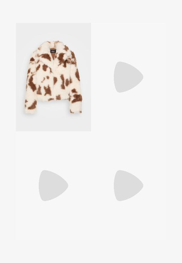 Veste en fausse fourrure avec un motif vache en blanc et brun. Possède un col, un design court et des manches longues. L'intérieur est beige.; Haut court côtelé marron à manches longues, doté d'un col rond et de trois boutons argentés sur le devant, agrémenté de détails découpés.; Jean en denim bleu clair avec une jambe légèrement évasée, style cinq poches, et une fermeture avant à boutons et zip.; Escarpin slingback à talon haut en cuir noir avec bout pointu, boucle et détail de bride œillet à l'avant.
