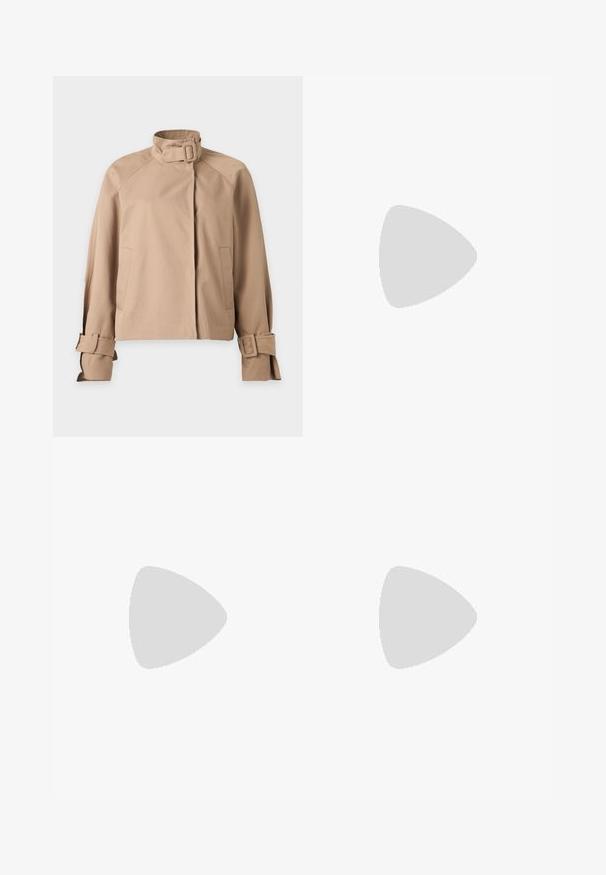 Veste beige avec un col haut et une boucle, manches longues avec des sangles à boucle et deux poches avant, présentée sur fond blanc.; Haut en maille côtelée blanche avec des rayures horizontales noires, manches trois-quarts et encolure bateau.; Pantalon femme taille haute à jambes larges en rouge foncé avec poches latérales, présenté sur un fond gris clair uni.; Chaussure slingback noire à bout pointu en cuir lisse. Présente un talon fin et un détail de boucle sur la sangle réglable.