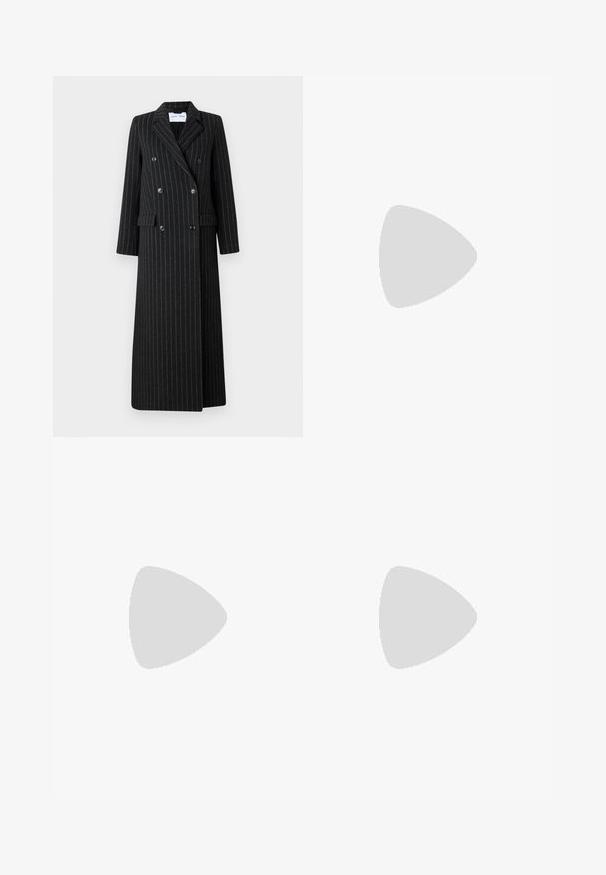 Manteau long croisé en tissu noir avec des fines rayures. Il présente des revers crantés, des poches latérales et des détails de boutons.; T-shirt en coton blanc à manches courtes et col rond. Présente un logo en relief et un design de texte sur le devant, texture lisse.; Jean en denim bleu foncé avec une coupe droite, présentant des coutures latérales effilochées blanches et un design traditionnel à cinq poches.; Sandale noire en cuir à talon haut avec bout ouvert, découpes latérales, bride à la cheville, boucle dorée et petit pendentif rond sur un fond clair.