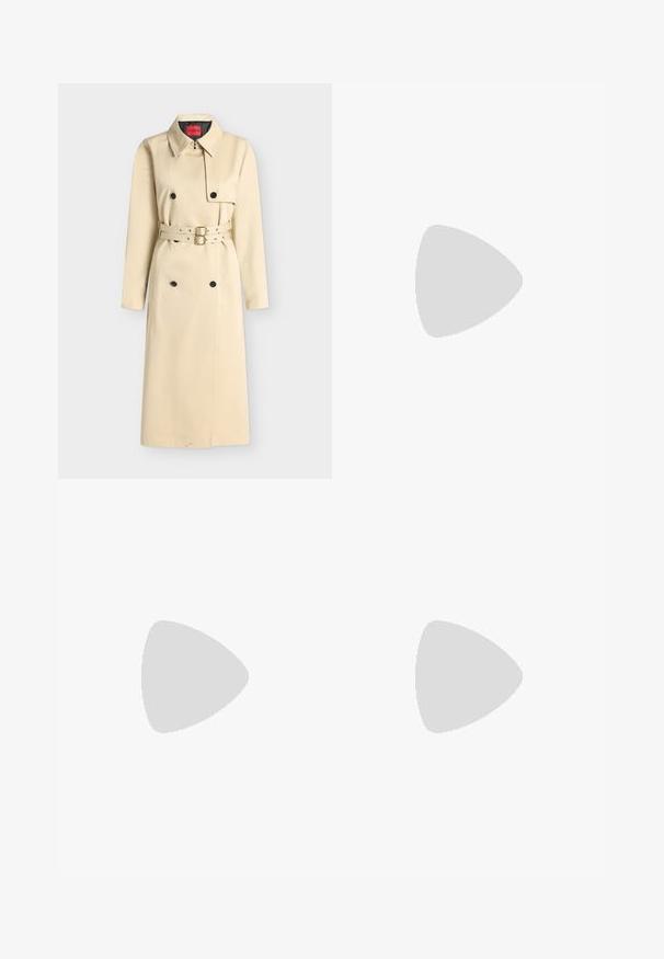 Trench-coat long beige avec des boutons noirs croisés, col pointu et ceinture à double boucle à la taille.; T-shirt rose clair à manches courtes avec col rond, petit logo BOSS embossé sur la poitrine gauche et étiquette noire à l'intérieur du col.; Jean bleu clair taille haute à jambes larges avec poches à l'avant, passants de ceinture et fermeture par bouton métallique sur fond uni.; Escarpin en daim noir à bout pointu avec un talon stiletto fin de hauteur moyenne et un design à coupe basse sur un fond uni.