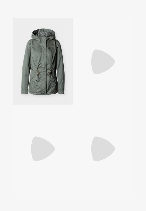 Veste à capuche verte avec fermeture éclair à l'avant, deux poches avant avec rabats, une poche poitrine zippée et des réglages de taille par cordon.; T-shirt marron à manches longues en tissu côtelé, avec un col rond et une silhouette ajustée.; Jean en denim bleu taille haute avec jambes larges, fermeture avant par boutons et zip, et poches devant et derrière.; Chaussure plate en cuir noir avec un bout arrondi, une seule sangle réglable à boucle et une texture lisse et brillante. Design minimaliste avec un petit talon.