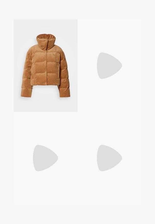 Καφέ πανωφόρι puffer από κορντούρα με ψηλό γιακά, με κουτί σχέδιο, κουμπωτή μπροστινή όψη και ραβδωτή υφή. Ένα λογότυπο είναι αποτυπωμένο στο στήθος.; Ανοιχτό μπλε τζιν πουκάμισο με κουμπιά μπροστά, κολάρο σε ευρεία γραμμή και μακριά μανίκια, με μεταλλικά κουμπιά και χαλαρή εφαρμογή.; Ανοιχτό μπλε τζιν παντελόνι με φαρδιά γραμμή, κατασκευασμένο από denιμ, με ψηλή μέση, πέντε τσέπες και ήπια ξεθωριασμένα σημεία στη βαλβίδα.; Μαύρο δερμάτινο μποτάκι αστραγάλου με μυτερή μύτη και χαμηλό τακούνι τύπου kitten heel, εμφανίζεται σε γωνία μπροστά σε γυαλισμένο πάτωμα και τοίχο από γυάλινους τούβλους.