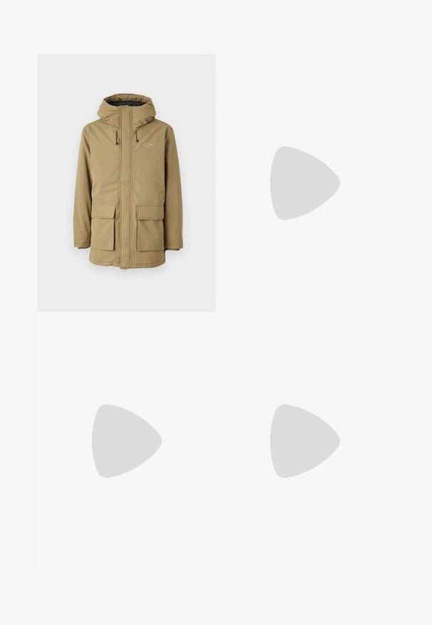 Veste imperméable kaki avec capuche, fermeture éclair, deux poches avant et poignets élastiques. Présence d'un logo sur la partie supérieure gauche de la poitrine.; T-shirt à manches longues blanc en coton. Présente un petit logo doré sur la poitrine et un col rond. Design simple et coupe standard.; Pantalon en denim bleu foncé avec une coupe droite, présentant des coutures jaunes, des poches avant et une fermeture par bouton à la taille.; Bottine en cuir brun avec œillets en métal, doublure en fourrure blanche, col rembourré noir, semelle robuste et logo en relief sur le côté.