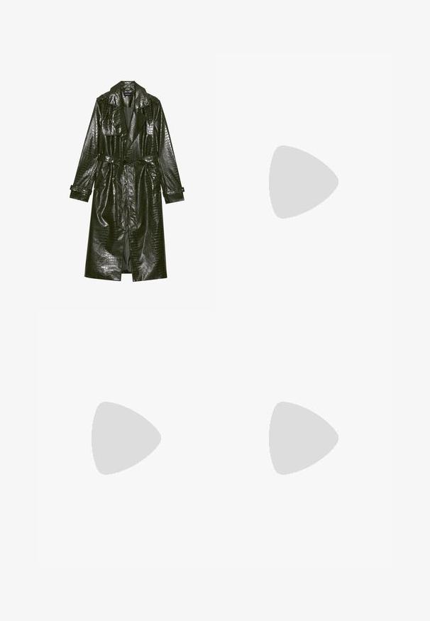Lange groene neplederen trenchcoat met een krokodillenstructuur, een ceintuur in de taille, brede revers en opgerolde mouwen. Stijlvol design met glanzende afwerking.; Zwarte leren jurk met een aansluitend lijfje, hoge halslijn en een uitlopende rok. Opmerkelijke stikseldetails langs de naden en een ritssluiting aan de achterkant.; Kniehoge zwarte laarzen van gepatenteerd leer met een gladde, glanzende oppervlakte, vierkante neuzen en stevige zwarte hakken. Naaddetails aan de zijkant.; Zwarte patenten leren handtas met een kettinghengsel, voorzien van een decoratief metalen bij-embleem aan de voorkant. Ronde vorm met glanzende afwerking.