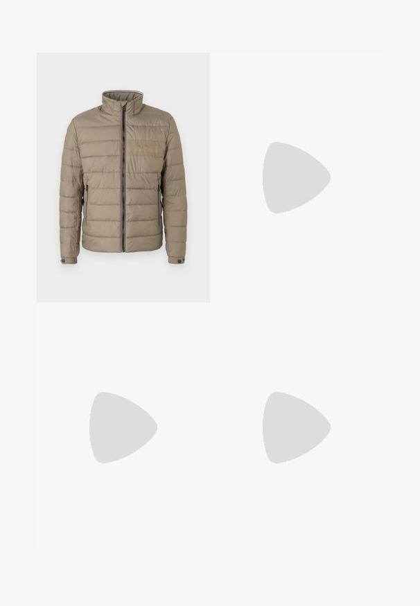 Veste matelassée de couleur marron clair, dotée d'un col haut, d'une fermeture éclair à l'avant et de poches latérales. Tissu texturé avec des coutures horizontales et un accent de logo.; Sweat-shirt beige à col polo, poignets côtelés et logo brodé circulaire sur la poitrine. Tissu doux et texturé.; Jean bleu délavé à coupe droite avec cinq poches, fermeture par bouton et passants pour ceinture, présenté à plat sur fond blanc.; Baskets basses en daim beige avec semelle épaisse en gomme, fermeture à lacets à l'avant, et logo discret sur le côté, sur un fond uni gris clair.