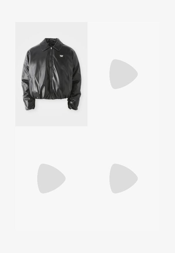 Chaqueta bomber de imitación cuero negra con cremallera frontal, parche de logo en el pecho, dobladillo y puños elásticos, y cuello clásico sobre fondo blanco.; Camiseta blanca de manga corta hecha de algodón. Presenta un escote redondo y un corte holgado, sin patrones ni acentos visibles.; Pantalones negros hechos de una tela tejida suave. Cuentan con un corte recto, ajuste slim, presillas para cinturón y un bolsillo lateral.; Botín negro de cuero pulido con tacón bajo y cremallera lateral, diseño elegante y liso sobre un fondo claro y sencillo.