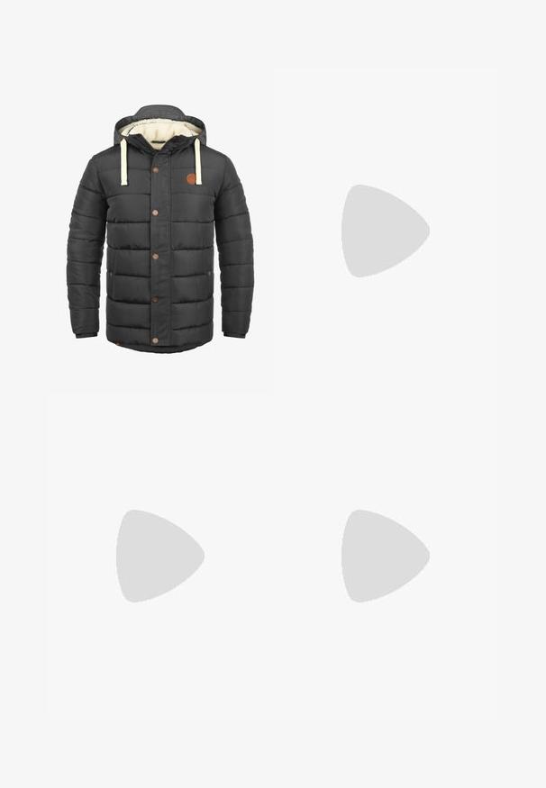 Veste noire matelassée avec capuche, dotée de cordons beiges, d'accents de boutons marron et d'une doublure intérieure douce de couleur crème.; Pull en tricot noir à manches longues, col rond, avec des poignets et un ourlet côtelés. Texture lisse et coupe ajustée.; Jean skinny noir en tissu léger, avec fermeture à boutons sur le devant, cinq poches et des détails de couture subtils.; Bottine Chelsea en cuir noir avec des panneaux latéraux élastiques, un bout rond et une semelle en caoutchouc texturé, conçue pour un enfilage facile.