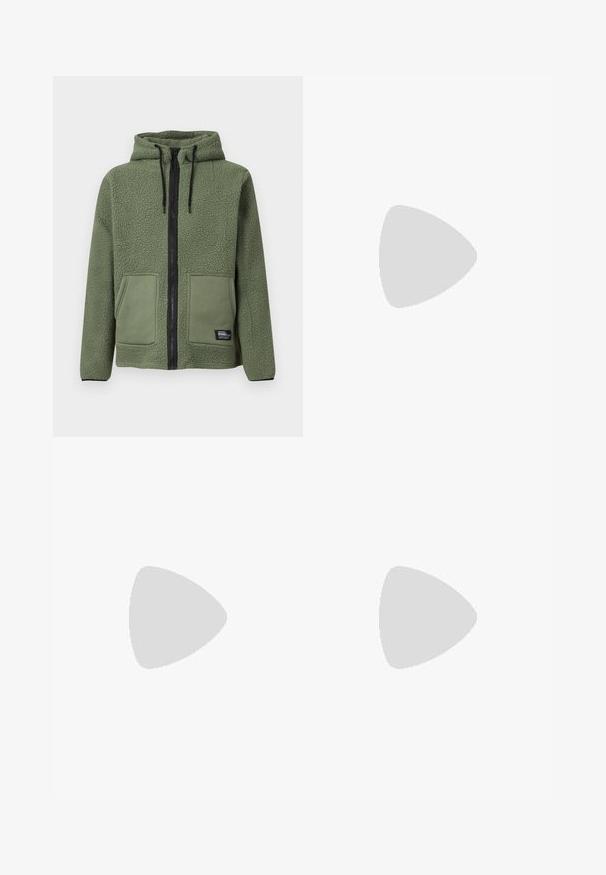 Veste en polaire verte à capuche avec fermeture éclair intégrale noire, cordons, deux poches plaquées frontales et étiquette de marque « Rebel » sur la poche inférieure.; T-shirt en coton noir avec un col rond, des manches courtes et un design simple. Texture lisse, sans motifs ni éléments visibles.; Jean en denim bleu clair avec une coupe droite, design cinq poches et une texture légèrement délavée. Dispose d'une fermeture à bouton et à glissière.; Baskets basses en cuir blanc avec un bout perforé, des lacets plats et un design minimaliste. Associées à un jean en denim bleu clair.
