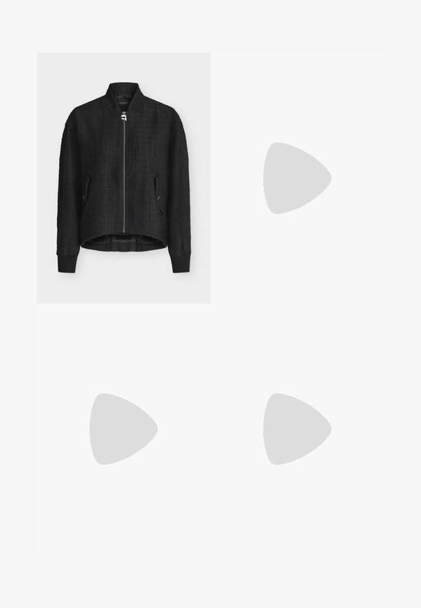 Μαύρο bomber jacket με υφή, φερμουάρ μπροστά και δύο πλαϊνές τσέπες, ριμπ μανσέτες και ελαφρώς μακρύτερο πίσω μέρος.; Λευκό πουκάμισο με κουμπιά και κοντά μανίκια, με γιακά και μαύρη κεντημένη υπογραφή "Karl" κοντά στο κάτω τελείωμα σε απλό φόντο.; Μαύρο σορτς με λευκή μέση και τελείωμα, με διακριτική λεπτομέρεια πλαϊνής φερμουάρ, παρουσιάζονται σε απλό φόντο.; Μαύρο σανδάλι με ψηλό τακούνι, στενό λουράκι στον αστράγαλο, τετράγωνη μύτη, υλικό από λείο δέρμα και μεταλλικό διακοσμητικό πόρπη.