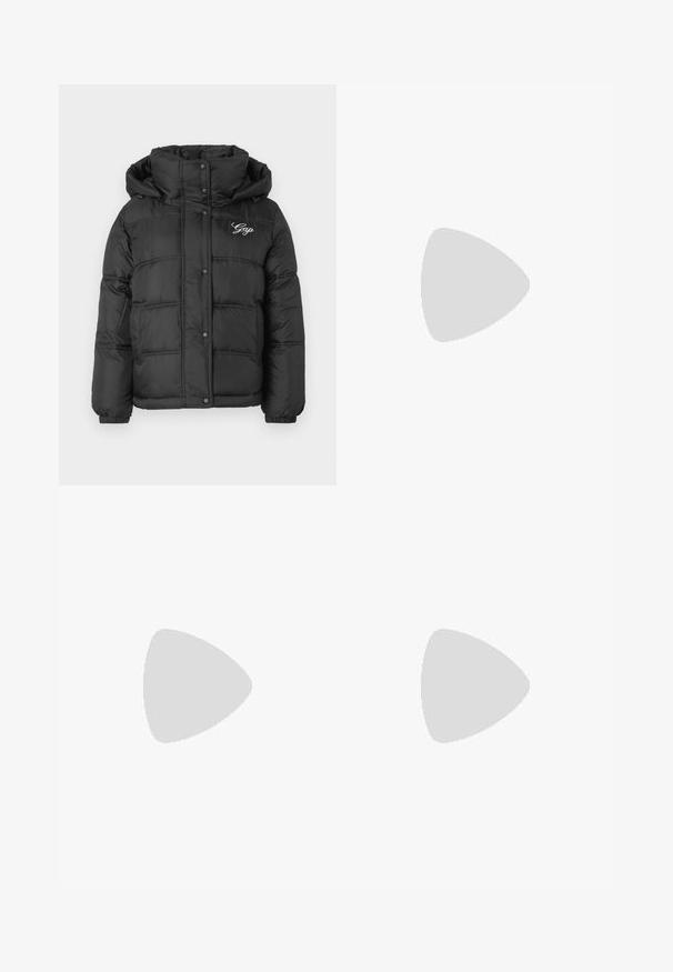 Doudoune noire avec capuche, design matelassé, boutons-pression et poches latérales. Logo "Gap" en blanc sur la poitrine.; Top noir court sans manches avec encolure en V et logo "TRUE RELIGION" en blanc et rouge imprimé sur la poitrine.; Jeans gris évasés avec une taille mi-haute, poches avant et fermeture à bouton, fabriqués en denim avec une texture lisse.; Baskets plateforme blanches avec un extérieur synthétique lisse, un bout arrondi, un col rembourré et une semelle texturée. Présente une étiquette logo contrastante.