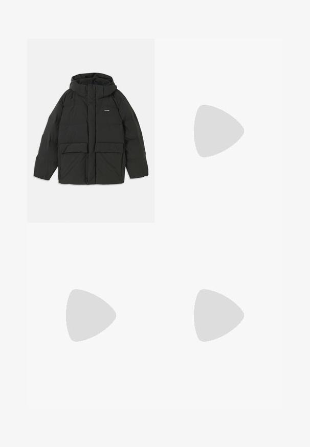 Veste matelassée noire avec capuche. Dispose d'une fermeture éclair à l'avant, de deux grandes poches avant et d'une texture lisse et matelassée. Logo sur la poitrine.; Pull en maille côtelée bleu marine avec un col rond et des manches longues. Il présente un ourlet droit et un motif texturé sur l'ensemble.; Jean large en denim bleu à taille haute, avec une légère décoloration, cinq poches et une fermeture à bouton en métal à l'avant.; Baskets basses blanches avec accents en daim gris clair sur le bout et le talon, lacets blancs et semelle beige plate, vues de côté extérieur.