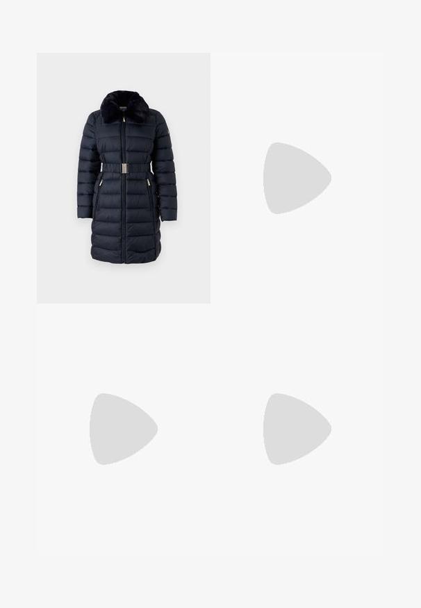 Manteau rembourré bleu marine avec un col en fausse fourrure, taille ceinturée et accents dorés. Comprend des poches zippées et une texture à côtes verticales.; T-shirt noir à manches longues en tissu doux et lisse. Présente un col rond et une coupe ajustée, sans motifs ni accents visibles.; Jean en denim noir avec une coupe slim, présentant une fermeture à bouton, des passants de ceinture et des poches avant. Texture lisse et design classique.; Ballerines en cuir noir avec un bout rond, texture lisse, détails de couture minimalistes et design de semelle flexible.
