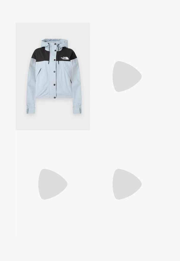 Veste imperméable bleu clair avec une partie supérieure noire, fermeture éclair et à boutons-pression, capuche ajustable et poches latérales. Marque "Dryvent".; Pull polaire vert olive avec col montant, fermeture zippée au quart et poche avant zippée. Logo blanc sur la poitrine. Coupe courte.; Pantalon cargo noir avec taille élastique, fermeture à boutons, poches latérales à rabat, et jambes larges et droites avec ourlets ajustables.; Bottes noires en cuir synthétique imperméables à la cheville, avec une doublure en fausse fourrure, un tissu texturé, des lacets à motifs noirs et blancs, et une languette au niveau du talon.