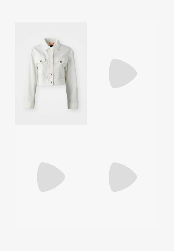 Veste en denim blanche courte avec des boutons métalliques, deux poches poitrine et un col classique. Texture lisse et coupe cintrée.; T-shirt en coton blanc avec un col rond, des manches courtes et une coupe décontractée. Il présente une petite étiquette de marque près du col.; Pantalons larges vert olive, taille haute, avec des plis avant et des ourlets retroussés. Fabriqués en tissu léger avec une texture lisse.; Baskets blanches BOSS à lacets flottant au-dessus d'un sol en bois et galets à motifs, arbuste vert et mur gris en arrière-plan.