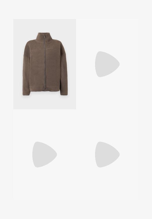 Veste en polaire marron avec un col haut, fermeture à glissière et surface texturée. Comprend des manches longues et une coupe décontractée.; T-shirt à manches courtes blanc avec un col rond et une texture en coton lisse. Design simple sans motifs ni accents.; Jean en denim bleu à coupe slim, présentant des zones décolorées, cinq poches et une fermeture à bouton. Le tissu a une texture lisse et légèrement usée.; Baskets blanches montantes Converse Chuck Taylor All Star avec des rayures noires et un patch logo sur le côté, présentées sur un fond blanc uni.
