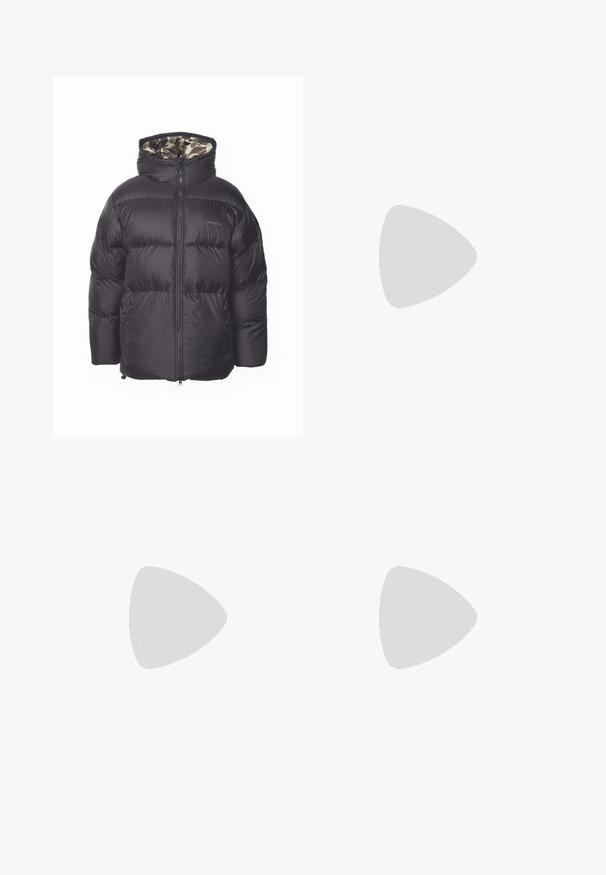Mustat puffatakki, jossa on vetoketjullinen etuosa, suuri huppu ja sivutaskut. Sisäpuolella on camouflage-kuvio. Valmistettu päällystetystä, eristetystä materiaalista.; Laventelinvärinen pitkähiha-paita, jossa vasemmassa rinnassa pieni kuvio ja teksti, esittäen monimutkaisen pyöreän designin.; Mustat suorat farkut, joissa valkoinen ompelu, viisi taskua, nappi- ja vetoketjusuljin sekä pieni brändätty merkki oikean etutaskun päällä.; Mustat nahkakengät, joissa on mokkasinineule ja ommelyksityiskohdat, yhdistettynä ruskeisiin housuihin, puulattialla.