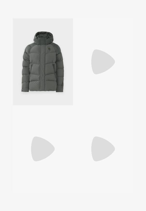 Veste à capuche matelassée de couleur gris foncé, avec des poches latérales zippées, une texture lisse et un tissu durable avec une finition mate.; T-shirt bleu marine à manches courtes avec un motif texturé. Encolure ronde et coupe standard. Confectionné dans un matériau doux en mélange de coton.; Jean droit bleu foncé en denim, avec un design classique à cinq poches et une fermeture à bouton à la taille.; Mocassins en cuir noir avec un accent de gland, un bout arrondi et une finition lisse. La semelle est plate avec un motif de trottoir minimal.