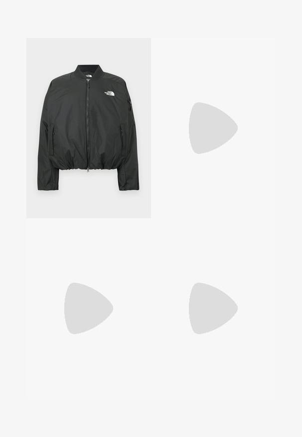 Schwarze Bomberjacke mit Reißverschluss, geripptem Kragen und elastischem Saum. Mit Logo auf der Brust und seitlichen Reißverschlusstaschen. Glattes, leichtes Material.; Weißes Crop-Top aus Baumwolle mit geripptem Struktur. Verfügt über ein schwarzes Jordan-Logo in der Mitte und einen klassischen Rundhalsausschnitt.; Schwarze Denim Cargo-Hosen mit weitem Bein und hoher Taille, zwei großen Vordertaschen und einem Knopfverschluss an der Taille. Glatte Textur, lässiges Design.; Schwarze sportliche Sandale mit geschlossenem Zehenbereich, Klettverschlüssen am Mittelfuß und an der Ferse sowie einer dicken gepolsterten Sohle mit der Aufschrift „AIR“ an der Seite.