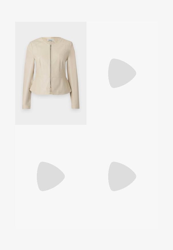 Veste en similicuir beige avec un col rond, des manches longues et une fermeture éclair à l'avant. Caractérisée par un ourlet peplum et une texture lisse et élégante.; T-shirt blanc à manches courtes avec des rayures noires verticales, col rond et poignets repliés aux manches. Tissu en maille douce.; Pantalon noir taille haute à jambes larges avec plis sur le devant et une ceinture noire fine avec une boucle ronde dorée.; Escarpin en cuir verni noir à talon aiguille, à bout pointu, avec une sangle élastique double pour un maintien sécurisé. Surface lisse et brillante.