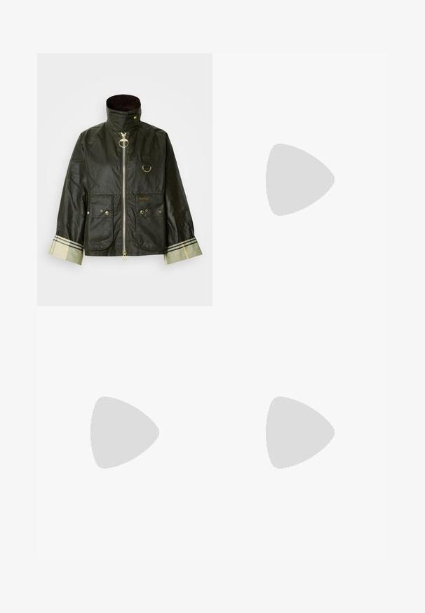 Veste cirée vert foncé avec un col montant, des accessoires dorés, deux poches avant et un détail à carreaux sur le poignet. Nom de la marque « Barbour » affiché.; Chemise blanche à manches longues avec col boutonné et petit logo brodé sur le poignet gauche.; Pantalon habillé bleu marine sur mesure, coupe droite, passants de ceinture et fermeture éclair à l’avant.; Botte en cuir marron montante avec un bout arrondi, dotée de deux boucles en métal doré au niveau de la cheville et d'une texture lisse et polie.