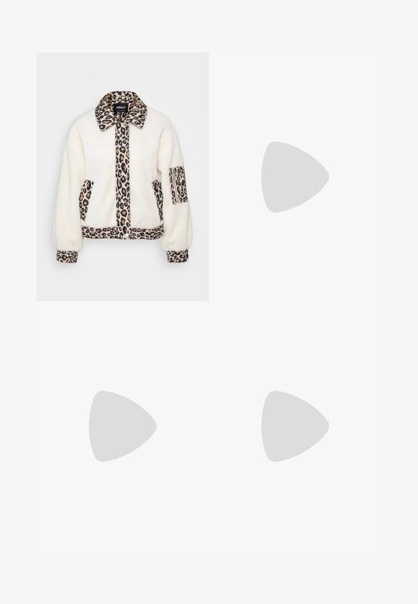 Witte fleece jas met luipaardprint accenten op de kraag, het voorpand, de zakken en de boorden. Kenmerkt zich door een knoopsluiting en een ontspannen pasvorm.; Witte lange mouw turtleneck top gemaakt van glad, elastisch materiaal. Voorzien van een hoge kraag en een getailleerd ontwerp, zonder zichtbare patronen of versieringen.; High waist bruine gebreide broek met brede pijpen en een geribde elastische tailleband, plat gelegd tegen een lichte achtergrond.; Zwarte suède en leren sneaker met een crèmekleurige zij-swoosh en lichte crèmekleurige hiel. Voorzien van beige veters en een gumrubberen zool.