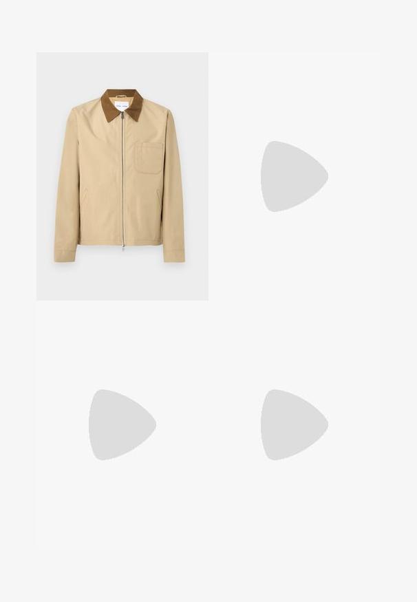 Veste beige à fermeture éclair avec col marron, manches longues, poche poitrine à gauche et deux poches latérales.; T-shirt bleu à col rond et manches courtes avec un logo Armani Exchange discret sur le côté gauche de la poitrine, sur fond blanc.; Pantalon de costume beige à jambe droite avec passants pour ceinture, fermeture éclair avant et plis, sur un fond uni.; Sneaker noir en cuir à profil bas avec lacets sur le devant et semelle plate texturée, montré de profil sur un fond neutre.