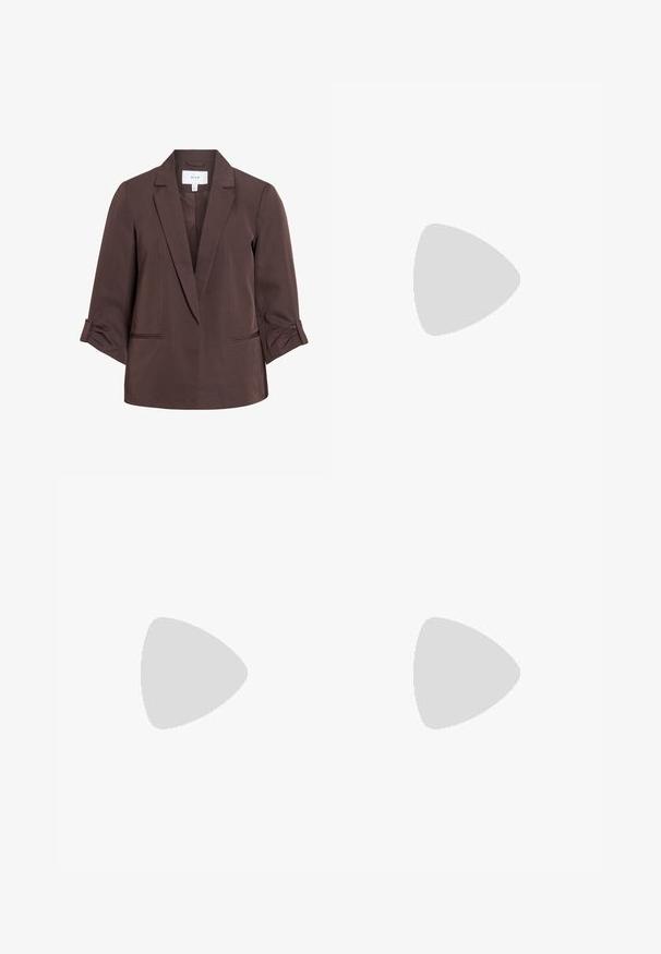 Blazer marron sur mesure avec revers crantés et manches trois-quarts retroussées, avec deux poches fendues à l'avant et une étiquette VILA à l'intérieur du col.; Haut bordeaux moulant à épaules dénudées, à encolure large et manches courtes, présenté sur fond blanc uni.; Jupe trapèze marron avec un léger détail de superposition à l'avant, en tissu lisse, présentée sur un fond uni clair.; Sandale à talons hauts en cuir verni bourgogne avec une bride de cheville, bout pointu et trois bandes horizontales sur le pied. Détail de boucle dorée.