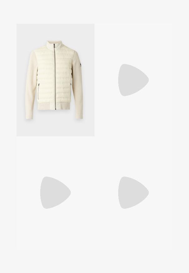 Doudoune de couleur claire avec un col montant, un devant matelassé, des manches en tricot côtelé et deux poches latérales zippées. Texture lisse dans l'ensemble.; T-shirt beige à manches courtes avec col rond, texture subtile et petit logo "BOSS" en relief sur la poitrine gauche.; Pantalon blanc droit avec passants pour ceinture, fermeture par bouton et plis avant sur fond uni.; Baskets en toile beige avec bout arrondi, semelle en caoutchouc plate et lacets à l'avant. Présente un design minimaliste et un accent noir contrastant au niveau du talon.