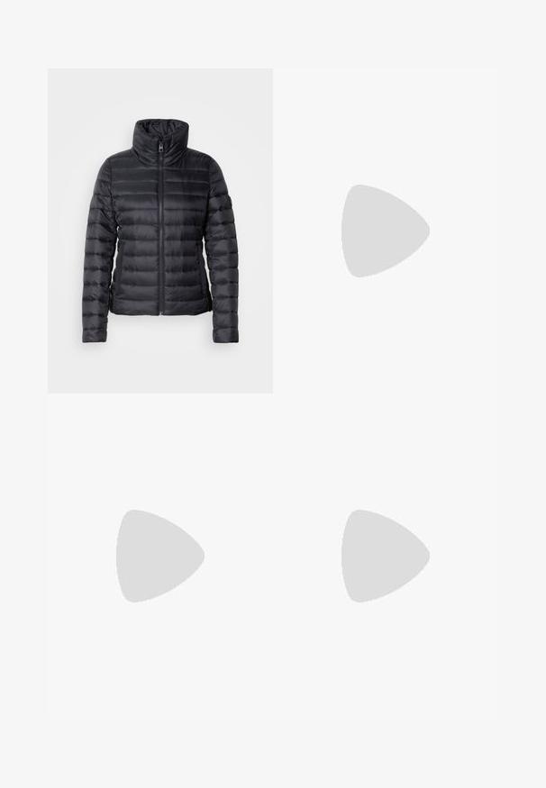 Doudoune noire avec col montant, fermeture éclair, design matelassé horizontal et texture lisse. Dispose de poches latérales et d'une silhouette ajustée.; T-shirt à manches longues gris foncé, texture côtelée, col rond, design moulant, fabriqué en tissu doux et extensible.; Jean blanc évasé avec cinq poches, fermeture bouton et zip, et coutures apparentes. Fabriqué en tissu denim, texture lisse.; Bottine en cuir noir avec panneaux latéraux élastiques, bout rond et petit talon en bloc. La surface a une texture lisse et un minimalisme dans les détails.