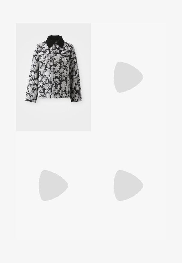Veste à motif camouflage noir et gris avec col noir, devant boutonné, poches à rabat sur la poitrine, écusson logo jaune sur la poche de poitrine gauche.; Haut court noir sans manches avec un col rond et un détail de nœud torsadé à l'avant, centré à l'ourlet.; Jean en denim noir à taille haute et jambes larges, avec un design classique à cinq poches et des détails de couture subtils.; Baskets de sport noires avec une tige en cuir lisse et en mesh, bout rond, accents texturés, et une unité d'air visible dans la semelle.