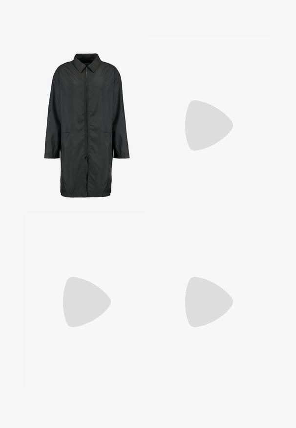 Schwarze Windjacke aus leichtem Material mit kragenfreiem Halsbereich, vollem Reißverschluss und zwei Fronttaschen; entspannte Passform, knielang.; Schwarzes Baumwoll-T-Shirt mit Rundhalsausschnitt, kurzen Ärmeln, normaler Passform, glatter Textur und ohne sichtbare Muster oder Akzente.; Schwarze Baumwoll-Cargo-Hosen mit schlanker Passform, ausgestattet mit seitlichen Taschen und einem vorderen Knopfverschluss. Texturiert, strapazierfähiger Stoff mit einem vielseitigen Design.; Schwarzer und grauer Nike Air Max Sneaker mit weißem Swoosh, schwebend über einer Betonfläche vor einem verschwommenen dunklen Hintergrund.