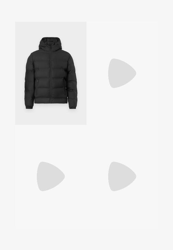 Doudoune noire avec capuche, fermeture éclair avant, poignets élastiques et deux poches latérales zippées sur fond blanc.; Pull noir à col rond, manches longues, tissu tricoté, poignets et ourlet côtelés, design minimaliste, texture lisse, sans motifs visibles.; Jean en denim gris clair avec une coupe droite, un léger dégradé, des poches avant et une seule poche arrière. Fermeture classique par bouton et zip.; Baskets blanches avec des accents noirs et gris, présentant un embout texturé gris, une semelle en caoutchouc noir et des lacets plats blancs. Design épuré, style minimaliste.