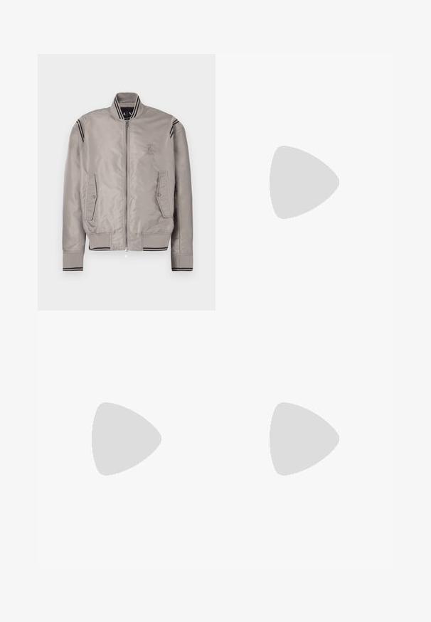 Veste bomber gris clair avec fermeture éclair, poignets côtelés, deux poches avant, et accents rayés noirs sur les épaules. Matière lisse et brillante.; T-shirt noir à manches courtes avec texte beige "Emporio Armani" et logo d'aigle brodé au centre devant.; Jean droit bleu clair avec poches avant, passants de ceinture et fermeture par bouton sur fond uni.; Baskets basses en cuir noir avec des lacets noirs et une semelle en caoutchouc épaisse de couleur crème, présentées sur un fond blanc.
