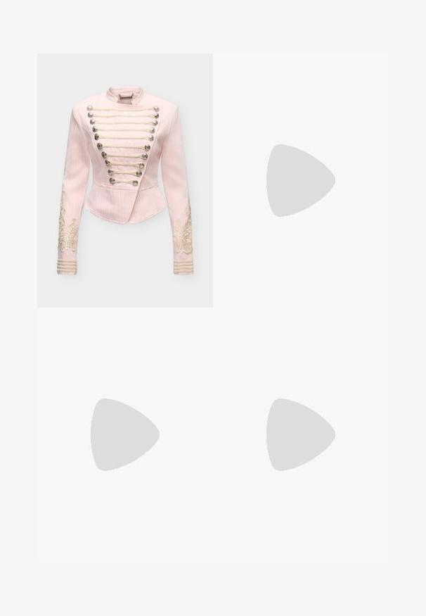 Lyserosa tettsittende jakke med sølvknapper, flettede snorer foran og intrikat blonderbroderi på ermene.; WAL G. MILLA CORSET  - Cocktailkjole - fuchsia; Rosa patentlæder højhælet sandal med platform, åben tå og ankelrem med en guldspænde. Tre vandrette remme på tværs af forsiden.; Sølv hjerteformet clutch veske dekket med små rhinestones med en avrundet metallklemme på toppen mot en hvit bakgrunn.