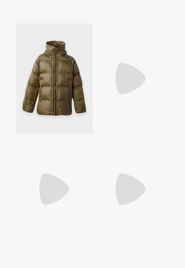 CLOSED PUFFER JACKET - Veste d'hiver - marsh green; Pull-over en polaire vert olive avec un col montant, une fermeture éclair mi-hauteur et deux poches latérales zippées ; fabriqué en tissu doux et texturé.; Pantalon cargo vert olive avec poches latérales à rabat, fermeture par boutons, passants de ceinture et cordons ajustables aux larges ourlets des jambes.; Botte tactique beige avec un lacet montant à la cheville et une semelle en caoutchouc robuste, une botte debout et une montrant le motif de la semelle.
