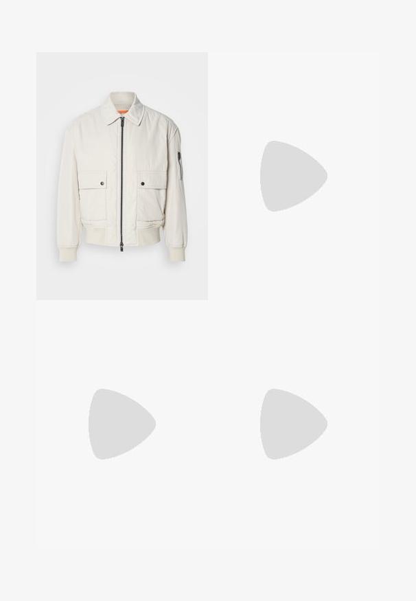 Lichtgewicht crème bomberjack met een ritssluiting aan de voorkant, twee voorzakken, geribde mouwen en een soepele textuur. Bevat een subtiele oranje accent binnenin de kraag.; Korte mouwen beige T-shirt van katoen, met een ronde hals, contrasterende afwerking op de mouwen en een logo-label aan de zijkant.; Khaki broek, katoenmix, recht model, voorplooien, riemlussen en knoopsluiting. Gladde textuur zonder patronen.; Zwarte leren enkellaars met een gestructureerde zool, elastische zijpanelen en een trekriempje op een lichtgrijze achtergrond.
