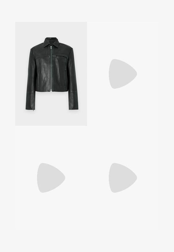 Veste en cuir noire avec fermeture éclair à l'avant, col pointu et une poche poitrine. Présente des détails de coutures et une coupe courte. Texture lisse.; T-shirt marron à manches courtes en tissu doux avec un col rond et un ourlet droit, présentant des manches repliées et des détails de couture subtils.; Jean en denim bleu clair taille haute avec jambes larges évasées, poches plaquées à l’avant, fermeture par boutons et passants de ceinture.; Chaussure à talon haut en cuir noir avec bout pointu et capuchon argenté métallique. Présente une finition lisse et un talon fin de 10 cm.