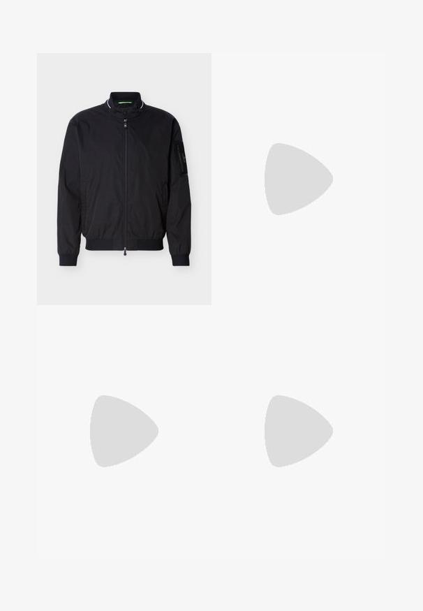 Blouson aviateur noir zippé avec col montant, poignets et ourlet côtelés, et une poche zippée sur la manche gauche.; T-shirt blanc à manches courtes en coton, avec un col rond et un logo de la marque imprimé au niveau du col. Texture lisse, design basique.; Pantalon cargo beige en tissu résistant, avec une coupe décontractée, des poches latérales et une fermeture par bouton à la taille.; Baskets en toile beige avec bout arrondi, semelle en caoutchouc plate et lacets à l'avant. Présente un design minimaliste et un accent noir contrastant au niveau du talon.