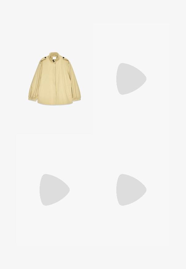 Chaqueta suelta de color beige, hecha de un material ligero, con un alto cuello, grandes botones y puños elásticos, además de bolsillos laterales.; Suéter de punto beige claro con cuello redondo acanalado y dobladillo, con mangas largas y una silueta relajada. Textura suave y diseño minimalista.; Pantalones anchos color crema con cintura alta y un detalle de solapa superpuesta en la parte delantera.; Zapato marrón de ante tipo slip-on con un suave forro de piel blanca, suela plana de goma, puntera redondeada y una pequeña lengüeta en el talón.