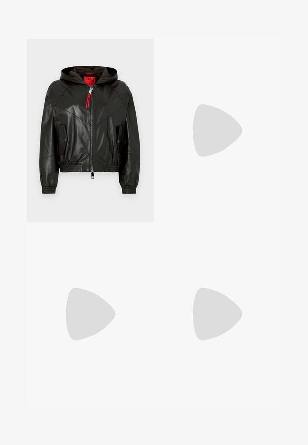 Veste à capuche en cuir noir avec fermeture éclair à l'avant, tirette de fermeture éclair rouge, poignets et ourlet élastiques, et deux poches à rabat avec boutons-pression.; Blouse noire sans manches avec un col montant et six boutons recouverts de tissu disposés verticalement sur le côté droit.; Pantalon beige à jambes larges avec taille élastique et plis, détails de coutures frontales, présenté sur un fond clair uni.; Escarpins à brides arrière en cuir verni noir, à bout pointu, avec un petit talon carré et une sangle de cheville ajustable dotée d'une boucle dorée.